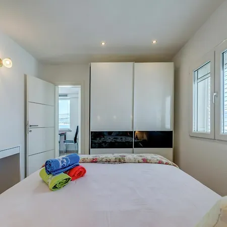 Ocean Views & Tranquil Living, Cleaning Included Apartment Trogir